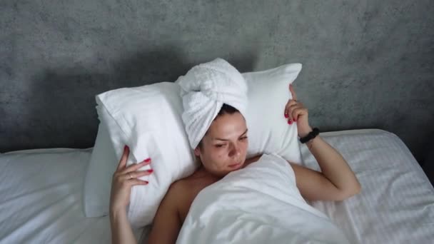 Hermosa Joven Está Durmiendo Una Almohada Blanca Despierta Estira Sonríe — Vídeos de Stock