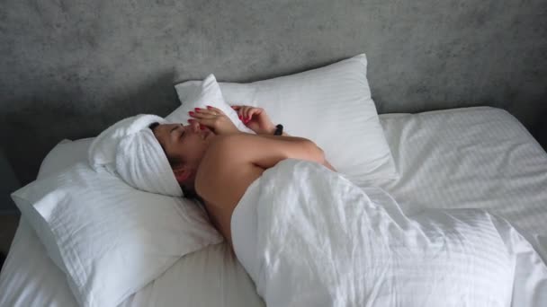 Hermosa Joven Está Durmiendo Una Almohada Blanca Despierta Estira Sonríe — Vídeos de Stock