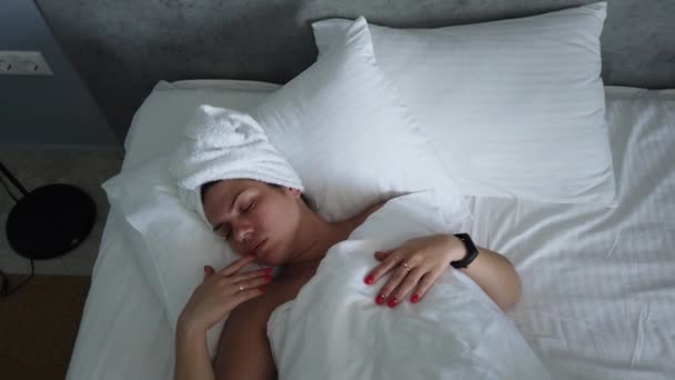 Hermosa Joven Está Durmiendo Una Almohada Blanca Despierta Estira Sonríe — Vídeo de stock