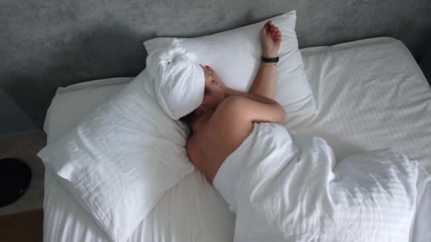 Hermosa Joven Está Durmiendo Una Almohada Blanca Despierta Estira Sonríe — Vídeos de Stock
