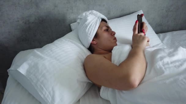 Vista Superior Joven Hembra Despertando Cama Debajo Manta Linda Chica — Vídeos de Stock