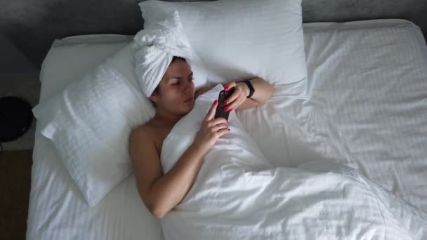 Vista Superior Joven Hembra Despertando Cama Debajo Manta Linda Chica — Vídeo de stock