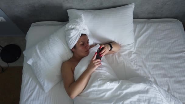 Üst Görünümü Genç Kadın Battaniye Altında Yatakta Uyanma Sevimli Kız — Stok video