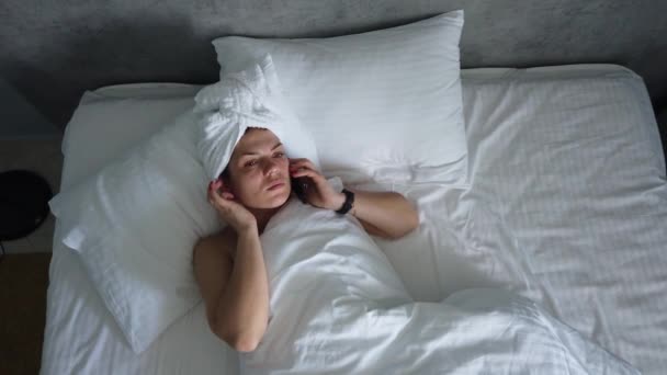 Draufsicht Junge Frau Wacht Bett Unter Decke Auf Nettes Mädchen — Stockvideo