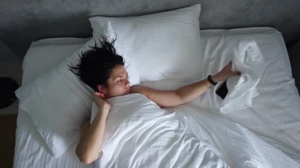 침대에서 깨어난 상단보기 귀여운 그녀의 스마트 — 비디오