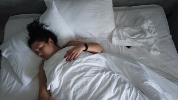 Κορυφαία Θέα Νεαρή Γυναίκα Ξυπνάει Στο Κρεβάτι Κουβέρτα Χαριτωμένο Κορίτσι — Αρχείο Βίντεο