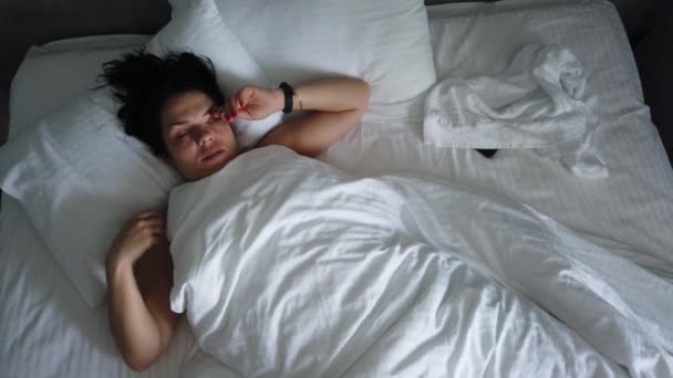 Vista Superior Joven Hembra Despertando Cama Debajo Manta Linda Chica — Vídeos de Stock