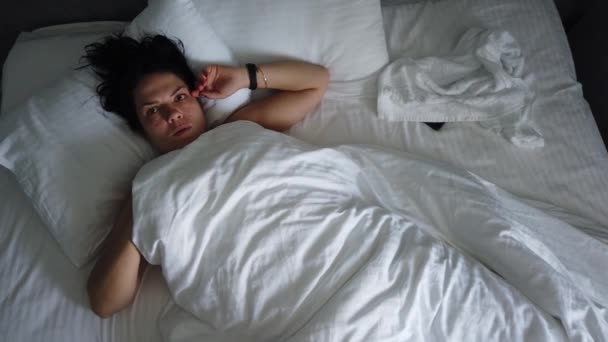 Üst Görünümü Genç Kadın Battaniye Altında Yatakta Uyanma Sevimli Kız — Stok video