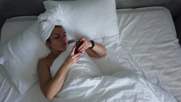 Vista Superior Joven Hembra Despertando Cama Debajo Manta Linda Chica — Vídeos de Stock