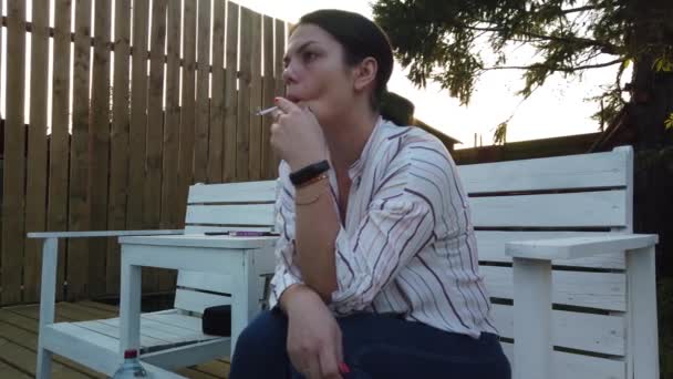 Chica Fumar Cigarrillo Junto Piscina Chica Descansando Noche Junto Piscina — Vídeos de Stock
