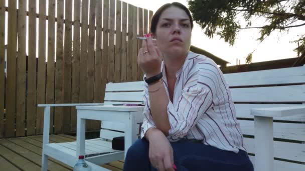 Fille Fumer Cigarette Près Piscine Fille Reposant Soir Près Piscine — Video