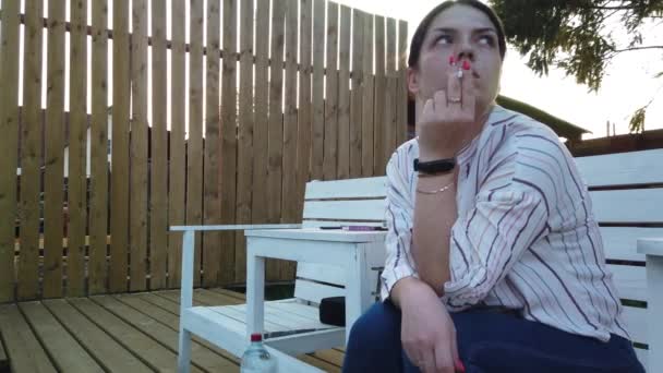Chica Fumar Cigarrillo Junto Piscina Chica Descansando Noche Junto Piscina — Vídeo de stock