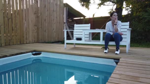 Menina Fuma Cigarro Piscina Menina Descansando Noite Junto Piscina — Vídeo de Stock