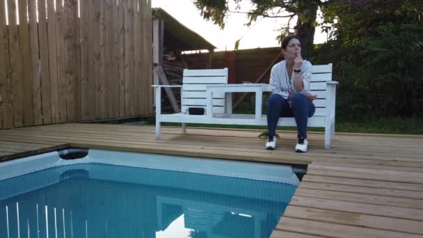 Fille Fumer Cigarette Près Piscine Fille Reposant Soir Près Piscine — Video