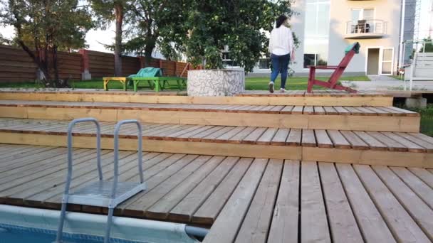 Menina Fuma Cigarro Piscina Menina Descansando Noite Junto Piscina — Vídeo de Stock