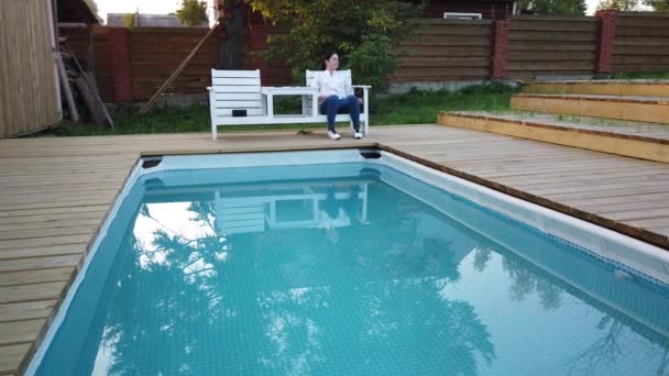 Menina Fuma Cigarro Piscina Menina Descansando Noite Junto Piscina — Vídeo de Stock