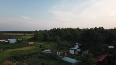 Havadan Görünüm. Günbatımı. Panorama yeşil alan. Gün batımı ve tarla ve orman manzarası ile panorama.