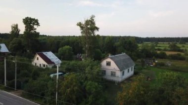 Havadan Görünüm. Günbatımı. Panorama yeşil alan. Gün batımı ve tarla ve orman manzarası ile panorama.
