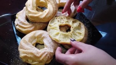 Pudra şekeri yavaş hareket ile Lezzetli süzme peynir halkası