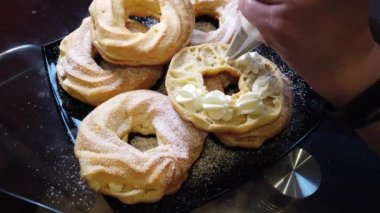 Pudra şekeri yavaş hareket ile Lezzetli süzme peynir halkası