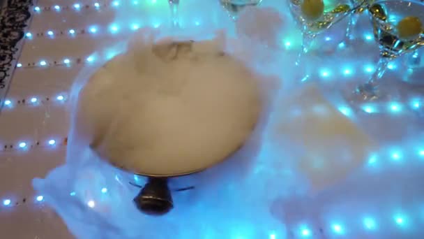 冷烟香槟 香槟桶 一桶烟酒精属性 派对上的香槟节日酒精 公司酒假期 乐趣在公司里 — 图库视频影像