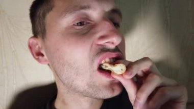 Adam fast food ısırarak pizza dilim aşırı yakın yiyor