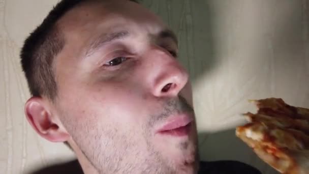 Człowiek Zjada Fast Food Gryzienie Pizzy Kawałek Ekstremalne Bliska — Wideo stockowe