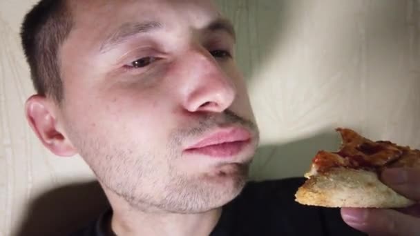 男はピザスライス極端なクローズアップを噛むファーストフードを食べる — ストック動画