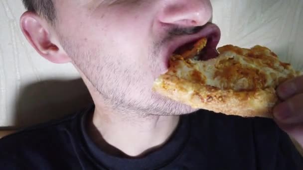 Homem Come Fast Food Mordendo Pizza Fatia Extrema Perto — Vídeo de Stock