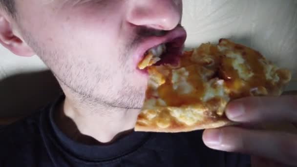 Άνθρωπος Τρώει Γρήγορο Φαγητό Δάγκωμα Πίτσα Φέτα Ακραία Κοντά — Αρχείο Βίντεο