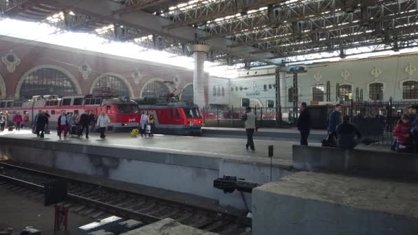 Mosca Russia Agosto 2019 Affrettare Passeggeri Treno Dalla Stazione Ferroviaria — Video Stock