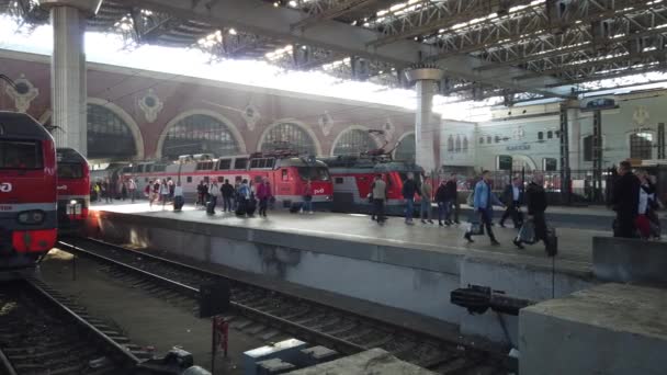 Mosca Russia Agosto 2019 Affrettare Passeggeri Treno Dalla Stazione Ferroviaria — Video Stock