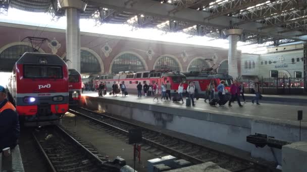 Mosca Russia Agosto 2019 Affrettare Passeggeri Treno Dalla Stazione Ferroviaria — Video Stock