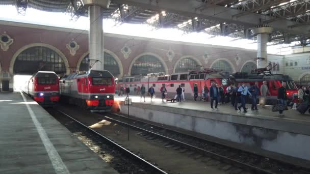 Moscú Rusia Agosto 2019 Pasajeros Apresurados Por Tren Desde Estación — Vídeos de Stock