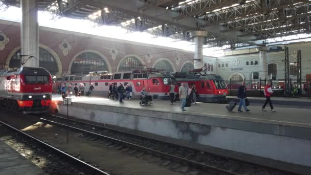 Mosca Russia Agosto 2019 Affrettare Passeggeri Treno Dalla Stazione Ferroviaria — Video Stock