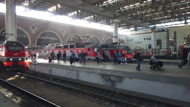 Moscú Rusia Agosto 2019 Pasajeros Apresurados Por Tren Desde Estación — Vídeos de Stock