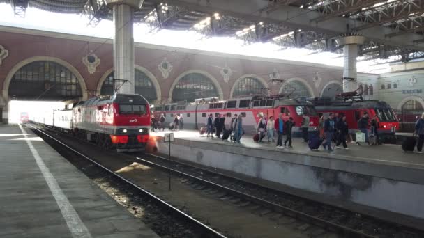 Moscú Rusia Agosto 2019 Pasajeros Apresurados Por Tren Desde Estación — Vídeos de Stock