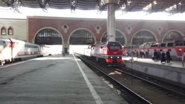 Moskova, Rusya - Ağustos, 2019: Kazan tren istasyonundan tren için acele yolcular. Rusya'da trenle gitmek. İnsanlar bavullarla seyahat eylesin..