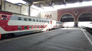 Moskova, Rusya - Ağustos, 2019: Kazan tren istasyonundan tren için acele yolcular. Rusya'da trenle gitmek. İnsanlar bavullarla seyahat eylesin..