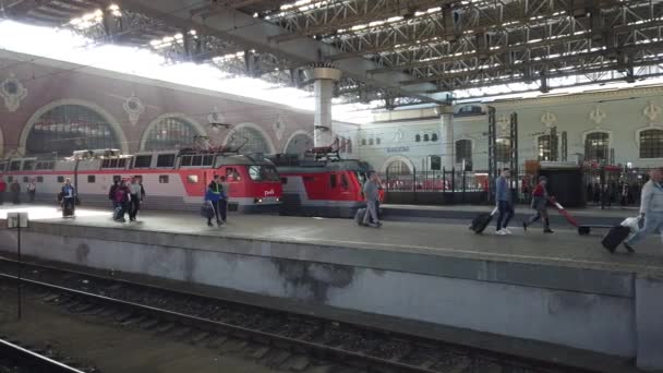 Москва Россия Августа 2019 Поспешные Пассажиры Поезд Железнодорожного Вокзала Казани — стоковое видео