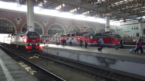 Mosca Russia Agosto 2019 Affrettare Passeggeri Treno Dalla Stazione Ferroviaria — Video Stock