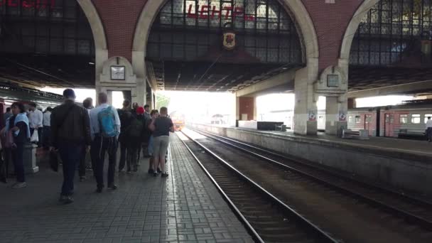 Москва Росія 2019 Серпня Поспішаючи Пасажири Поїзда Казанського Залізничного Вокзалу — стокове відео
