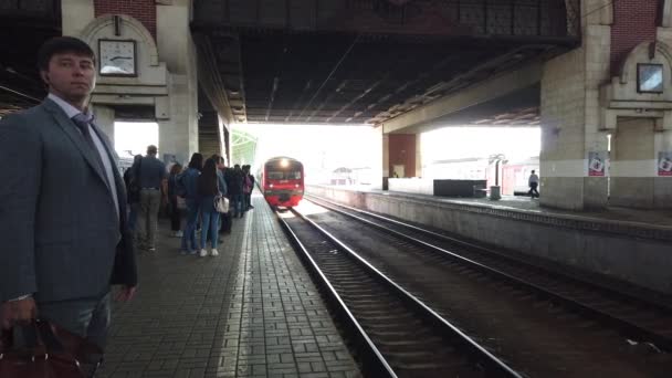 Москва Росія 2019 Серпня Поспішаючи Пасажири Поїзда Казанського Залізничного Вокзалу — стокове відео