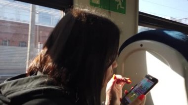 Trendeki kız ve bir akıllı telefon. Seyahat taşımacılığı demiryolu konsepti. Pencerede trende kız pencerede tren vagonundaki kıza karşılık gelir..