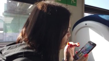 Trendeki kız ve bir akıllı telefon. Seyahat taşımacılığı demiryolu konsepti. Pencerede trende kız pencerede tren vagonundaki kıza karşılık gelir..