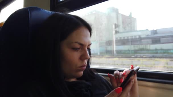 Hermosa Joven Sienta Vagón Del Tren Utilizar Teléfono Inteligente Mensajes — Vídeo de stock