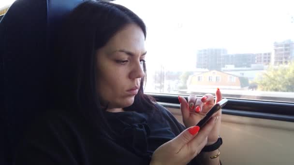 Красива Молода Дівчина Сидить Вагоні Поїзда Використовує Смартфон Надсилає Смс — стокове відео