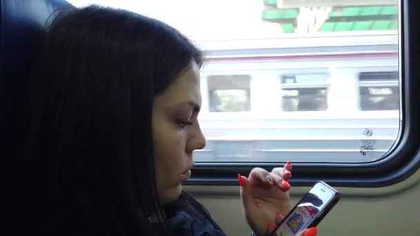 Hermosa Joven Sienta Vagón Del Tren Utilizar Teléfono Inteligente Mensajes — Vídeos de Stock
