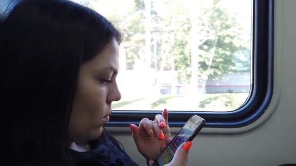 Trenvagongüzel Genç Kız Koltuklar Akıllı Telefon Kullanmak Arkadaşlarınıza Mesaj Mesajlaşma — Stok video