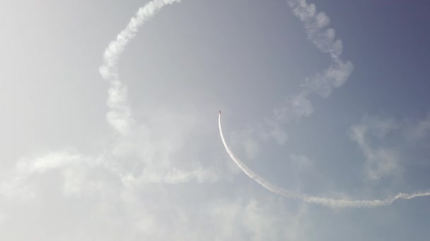 Ein Flugzeug Himmel Zeigt Kunstflugfiguren — Stockvideo